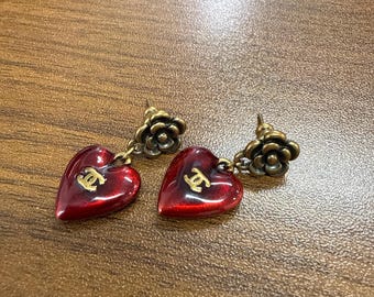 Authentieke CC RARE rode geëmailleerde sierlijke hartvormige steekoorbellen van CHANEL