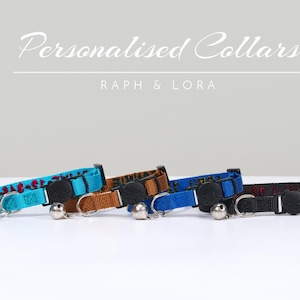 Pu&ograve; includere: Quattro collari per gatti personalizzati con campanelle. I collari sono blu, marroni, blu e neri. I collari hanno un ciondolo a forma di gatto e il testo "Raph & Lora" &egrave; stampato sull'immagine.