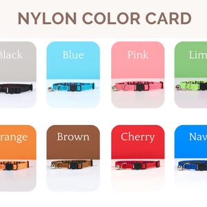 Pu&ograve; includere: Carta colore in nylon che mostra 10 colori diversi di collari per gatti con un campanello. I colori sono nero, blu, rosa, lime, arancione, marrone, ciliegia, blu navy, bianco e grigio.