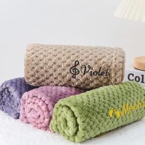 Coperta fatta a mano con nome per animali domestici, regalo per proprietari di animali domestici, coperta personalizzata per gatti, coperta ricamata personalizzata per cani, regalo di benvenuto per un nuovo cucciolo