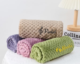Coperta fatta a mano con nome per animali domestici, regalo per proprietari di animali domestici, coperta personalizzata per gatti, coperta ricamata personalizzata per cani, regalo di benvenuto per un nuovo cucciolo