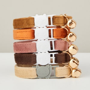 Collare per gatti personalizzato con sgancio rapido, disponibile in diversi colori, set di collari per gatti con sgancio rapido, collare per gattini personalizzato in morbido velluto a coste con campanellino e papillon.