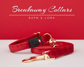 Puede incluir: Conjunto de collar y correa para gato de terciopelo rojo con cierre dorado y hebilla negra con forma de gato. El collar tiene una pequeña campana.