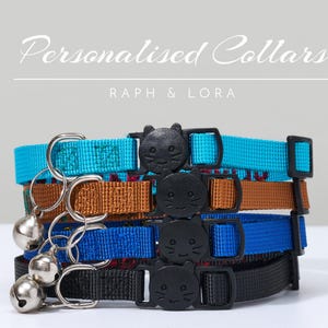 Pu&ograve; includere: Quattro collari per gatti colorati con una fibbia a forma di gatto e un campanello. I collari sono impilati uno sopra l'altro. Il collare superiore &egrave; blu turchese, il secondo &egrave; marrone, il terzo &egrave; blu e l'ultimo &egrave; nero. I collari sono personalizzati con il testo "RAPH & LORA".