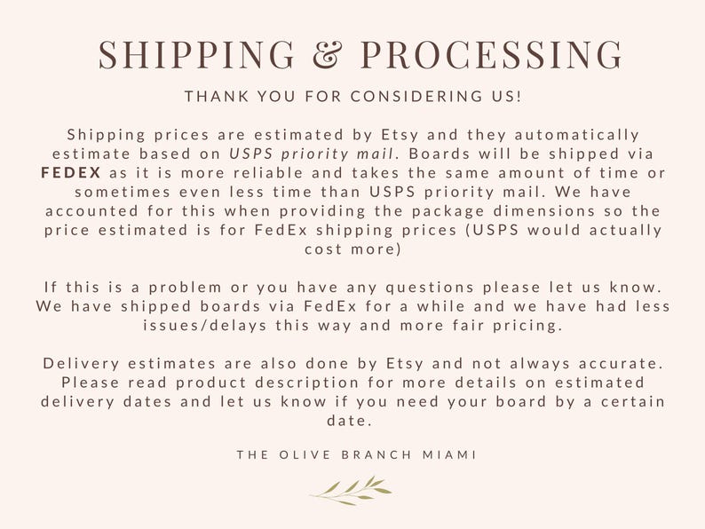 Peut inclure: Un graphique informatif rose clair avec du texte brun fonc&eacute; intitul&eacute; SHIPPING & PROCESSING. Le texte explique les m&eacute;thodes d'exp&eacute;dition, les pr&eacute;f&eacute;rences de transporteur et les estimations de livraison, se terminant par le nom de marque THE OLIVE BRANCH MIAMI et une petite ic&ocirc;ne de branche d'olivier.