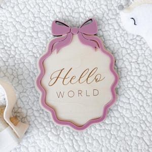 Panneau d'annonce de bébé Hello World, Plaque Hello World avec nœud, Panneau d'annonce de naissance pour les filles, Panneau d'annonce de naissance Hello World, Panneau d'arrivée de bébé pour photo