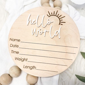 Panneau darrivée de bébé Hello World Now We Are Three Plaque de faire-part  de naissance, Nouveau cadeau de naissance de bébé en bois gravé, accessoire  photo, -  France