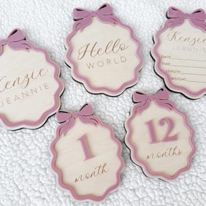 Lot cadeau de bienvenue pour bébé, plaque nominative de bébé fille et plaque de statistiques de naissance pour faire-part de naissance, ensemble d'étapes importantes, signe Hello World