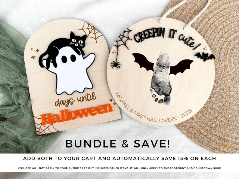 K&ouml;nnte beinhalten: Zwei Halloween-Schilder aus Holz. Eines zeigt eine schwarze Katze auf einem wei&szlig;en Geist mit dem Text "days until Halloween". Das andere hat ein Fu&szlig;abdruck-Design mit Fledermausfl&uuml;geln und dem Text "CREEPIN IT cute!" und "MICHAEL'S FIRST HALLOWEEN - 2025."