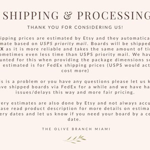 Op de afbeelding: Een lichtroze informatieve afbeelding met donkerbruine tekst getiteld SHIPPING & PROCESSING. De tekst legt verzendmethoden, vervoerdersvoorkeuren en leveringsschattingen uit, eindigend met de merknaam THE OLIVE BRANCH MIAMI en een klein icoon van een olijftak.
