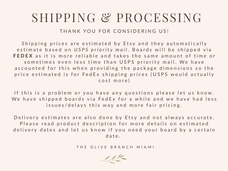 Op de afbeelding: Een lichtroze informatieve afbeelding met donkerbruine tekst getiteld SHIPPING & PROCESSING. De tekst legt verzendmethoden, vervoerdersvoorkeuren en leveringsschattingen uit, eindigend met de merknaam THE OLIVE BRANCH MIAMI en een klein icoon van een olijftak.