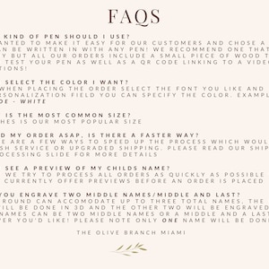 K&ouml;nnte beinhalten: Eine beige Grafik mit dem Titel "FAQs" und Antworten auf h&auml;ufig gestellte Fragen. Die Fragen umfassen die Auswahl des Stifts, Farbauswahl, Gr&ouml;&szlig;e (15 cm), Auftragsbeschleunigung, Vorschauen und Gravuroptionen. The Olive Branch Miami steht unten.