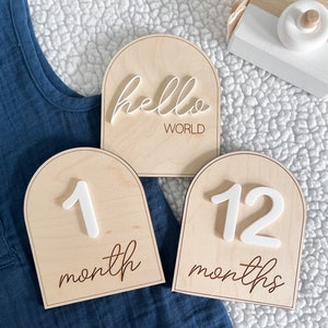 Marqueur d'étape mensuelle pour bébé, signe du mois de bébé Hello world, cartes d'étape en bois interchangeables, cadeau pour une baby shower, accessoire photo nouveau-né