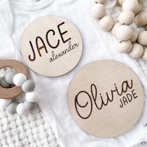 Wooden name Sign, Birth Announcement Hospital Sign, Personalized Baby Name Circle, Newborn Photo Prop, Baby Name Engraved Wood Sign