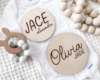Houten naambord, bord geboortekaartje ziekenhuis, gepersonaliseerde cirkel babynaam, foto prop pasgeboren, gegraveerd houten bord babynaam