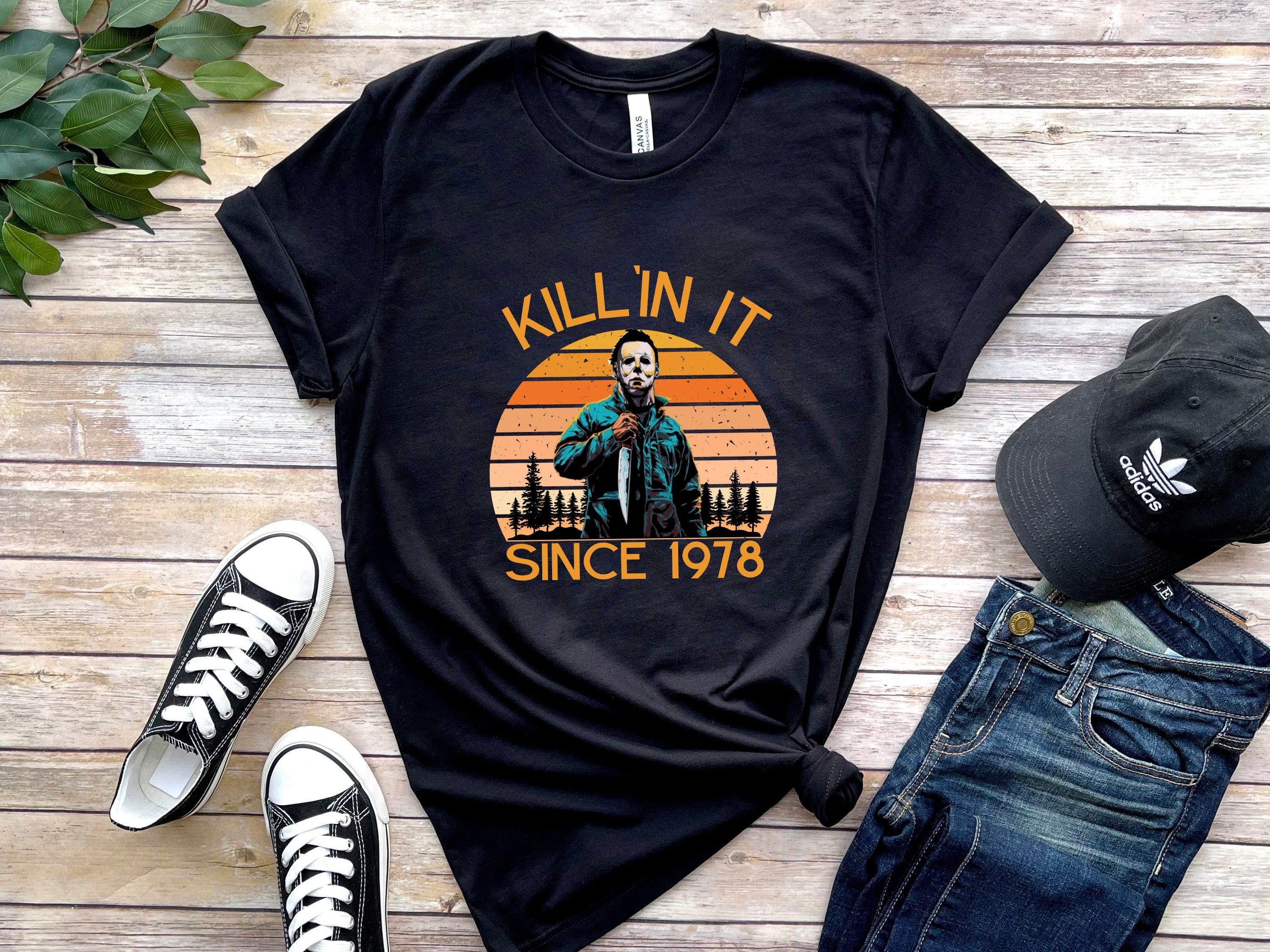 Discover Maglietta T-Shirt Michael Myers - Killin It Halloween Shirt Trick Or Treat