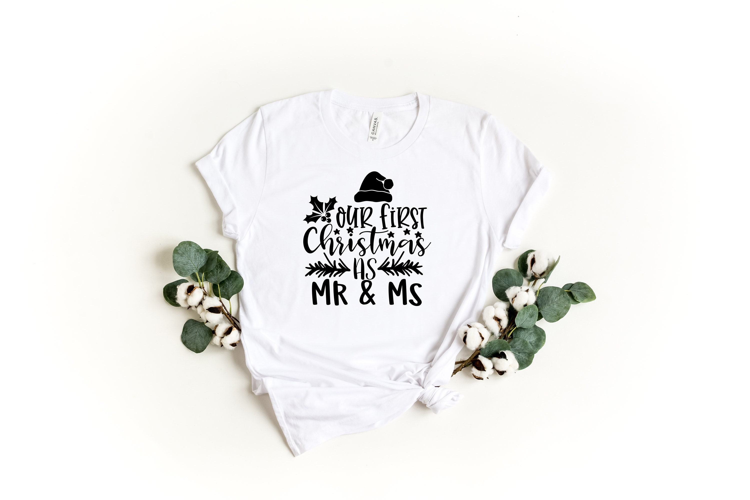 Discover Maglietta T-Shirt Coppia Per Natale Uomo Donna Bambini Il nostro primo di Mr e Mrs