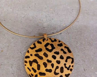Gold Wired Choker with Round Centerpiece Pendant