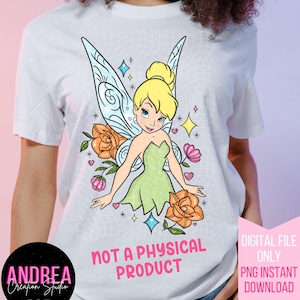 Puede incluir: Camiseta blanca con un diseño de hada de dibujos animados. El hada tiene pelo amarillo, un vestido verde y alas azules. El diseño incluye flores, estrellas y el texto "NOT A PHYSICAL PRODUCT". La camiseta tiene cuello redondo y mangas cortas.