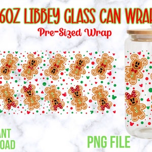 Könnte beinhalten: Ein digitaler Download eines 16 Unzen Libbey Glas-Dosen-Wraps mit einem Muster aus Lebkuchenmännern mit roten Schleifen, roten und grünen Punkten und Mickey-Maus-Ohren. Der Text "16OZ LIBBEY GLASS CAN WRAP" und "Pre-Sized Wrap" befindet sich oben im Bild. Der Text "INSTANT DOWNLOAD" befindet sich unten links im Bild. Der Text "PNG FILE" befindet sich unten rechts im Bild.