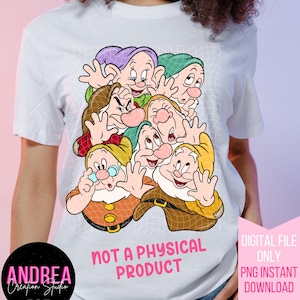 以下が含まれることがあります： 白いTシャツに、ディズニー映画白雪姫の7人の小人たちのデジタルプリントが施されています。小人たちはみんな笑顔で、帽子はそれぞれ違う色をしています。Tシャツには「実物商品ではありません」という文字がプリントされています。