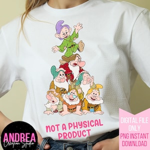 以下が含まれることがあります： ディズニー映画「白雪姫と七人の小人」の7人の小人が積み重なったPNG画像のデジタルダウンロードです。小人は一番小さい小人が上にくるように積み重ねられています。小人はそれぞれ特徴的な服装をし、特徴的な表情をしています。画像は白い背景に配置されています。画像の下部には「Not a Physical Product」というテキストがあります。