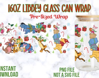 Può includere: Un download digitale di un involucro per lattina di vetro Libbey da 473 ml con un design a tema natalizio con Winnie the Pooh e i suoi amici. Il design include personaggi come Tigro, Maialino, Ih-Oh e Winnie the Pooh, insieme a bastoncini di zucchero, fiocchi di neve e alberi di Natale. Il testo "16oz Libbey Glass Can Wrap" e "Pre-Sized Wrap" è incluso nel design.