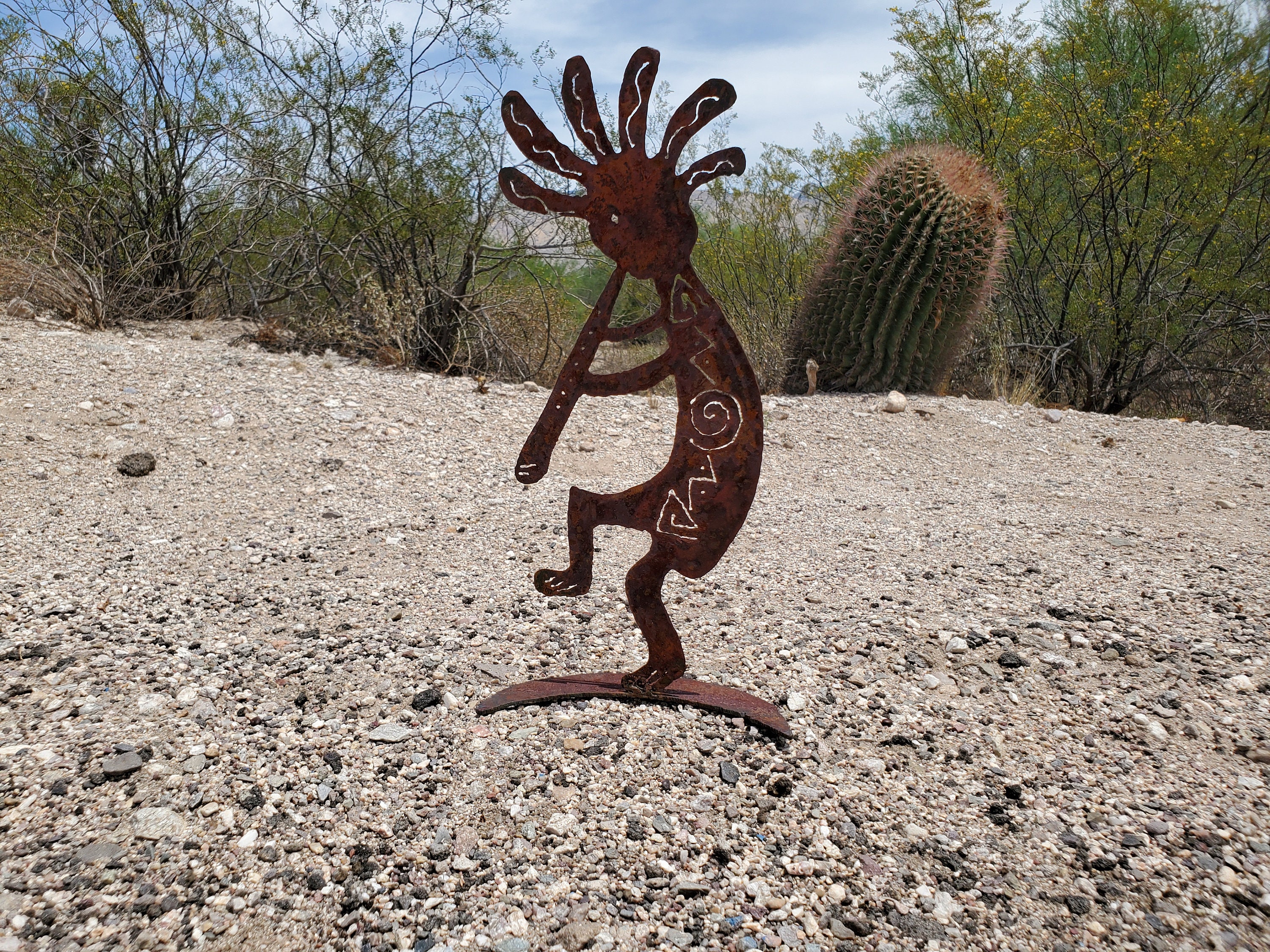 Statue d'art de jardin en métal gauche Kokopelli en rouille fabriquée aux  États-Unis