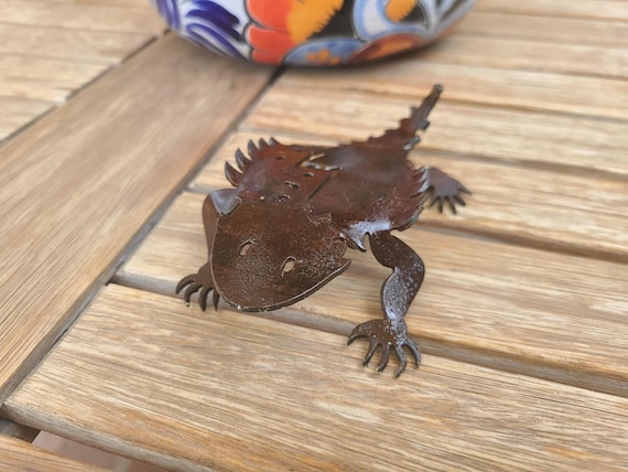 Metal Horned Toad Sculpture: Desert Animal Art with Lightning Bolt Design