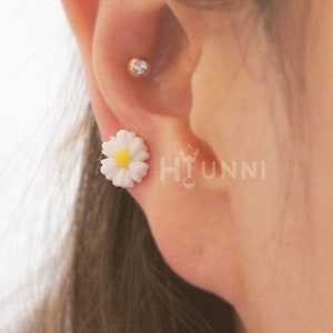 Clou d'oreille cartilage marguerite 16g 20g, Boucle d'oreille fleur, Résine, Acier chirurgical 316l, Vendu à la pièce