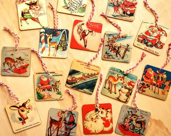 Puede incluir: Una colección de 12 adornos navideños vintage con Rudolph, el reno de la nariz roja. Los adornos están hechos de cartón y tienen una variedad de diseños, incluyendo a Rudolph con su nariz roja, Santa Claus y otros personajes navideños. Los adornos están todos atados con una cuerda roja y blanca.