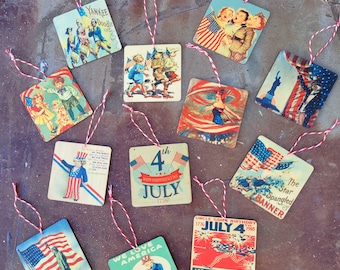 Puede incluir: Una colección de diez adornos de papel vintage, patrióticos, en colores rojo, blanco y azul. Los adornos presentan imágenes de la bandera estadounidense, el Tío Sam y niños celebrando el Día de la Independencia. Los adornos están atados con un cordel rojo y blanco.