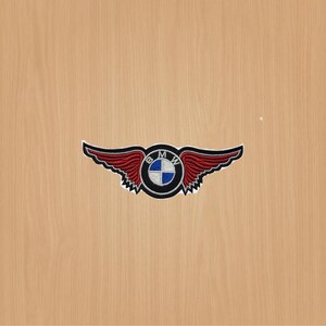 Peut inclure: Un patch brodé avec un logo BMW et des ailes, en rouge et bleu.