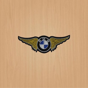 Könnte beinhalten: Ein gestickter Aufnäher mit dem BMW-Logo und goldenen Flügeln.