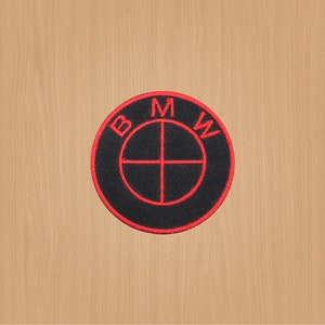 Peut inclure: Patch brodé noir et rouge avec le logo BMW. Le logo est un cercle blanc avec une hélice noire à l'intérieur et les lettres BMW autour du cercle.