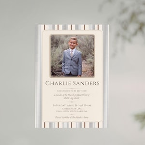Puede incluir: Tarjeta de invitación con foto de un niño en traje. La tarjeta tiene un fondo beige con bordes a rayas verticales en azul claro y marrón. El texto incluye el nombre "Charlie Sanders" y detalles del evento.