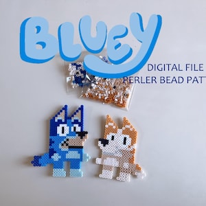 Pode incluir: Padrões de contas de passar de Bluey e Bingo. A imagem inclui a palavra "Bluey" em letras azuis claras e o texto "DIGITAL FILE PERLER BEAD PATTERN". Criações acabadas e sacos de contas de várias cores também são visíveis.