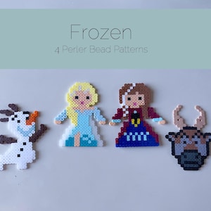 Può includere: Quattro sprite di personaggi di Frozen fatti con perline: Elsa con un vestito blu, Anna con un vestito rosso e blu, Olaf il pupazzo di neve e Sven la renna. Gli sprite di perline sono fatti con perline Perler.