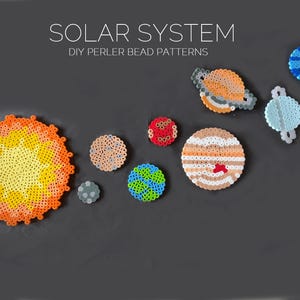 Puede incluir: Un conjunto de patrones de cuentas Perler para crear un sistema solar. El conjunto incluye patrones para el sol, Mercurio, Venus, la Tierra, Marte, Júpiter, Saturno, Uranus y Neptuno. Las cuentas están dispuestas en un patrón circular sobre un fondo negro.