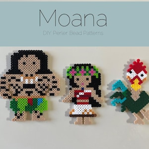 Pode incluir: Um conjunto de três sprites de contas do filme da Disney Moana. Os sprites são Maui, Moana e o galo Hei Hei. Os sprites são feitos com contas perler coloridas.