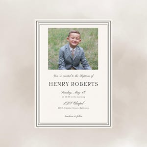 Può includere: Invito al battesimo con una fotografia di un bambino sorridente in abito grigio. L'invito include il testo "You're invited to the Baptism of HENRY ROBERTS" e i dettagli dell'evento. Il design ha un doppio bordo.