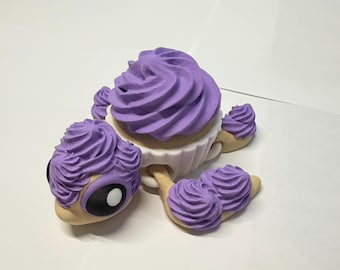 Adorable juguete antiestrés con forma de tortuga y pastel de cumpleaños: cabeza y patas articuladas. Disponible en versiones con y sin clic.
