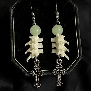 Pendientes de vértebras de serpiente que brillan en la oscuridad con dije de cruz / Joyería gótica de hueso /