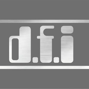 Könnte beinhalten: Silberfarbenes Logo mit den Buchstaben "d.f.i." in einem rechteckigen Rahmen. Das Logo hat eine gebürstete Metalloptik und ist vor einem grauen Hintergrund platziert. Die Buchstaben sind in einer serifenlosen Schriftart.