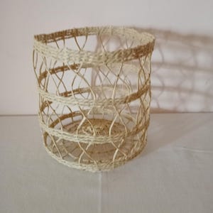 Vaso decorativo intrecciato fatto a mano filo di ferro rivestito con carta.