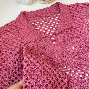 長袖または半袖のかぎ針編みポロシャツのパターン。かぎ針編みのポロネック T シャツのパターン。パトロン カミーサかぎ針編みクエロ ポロ マンガ ラルガ オ コルタ。 画像 3
