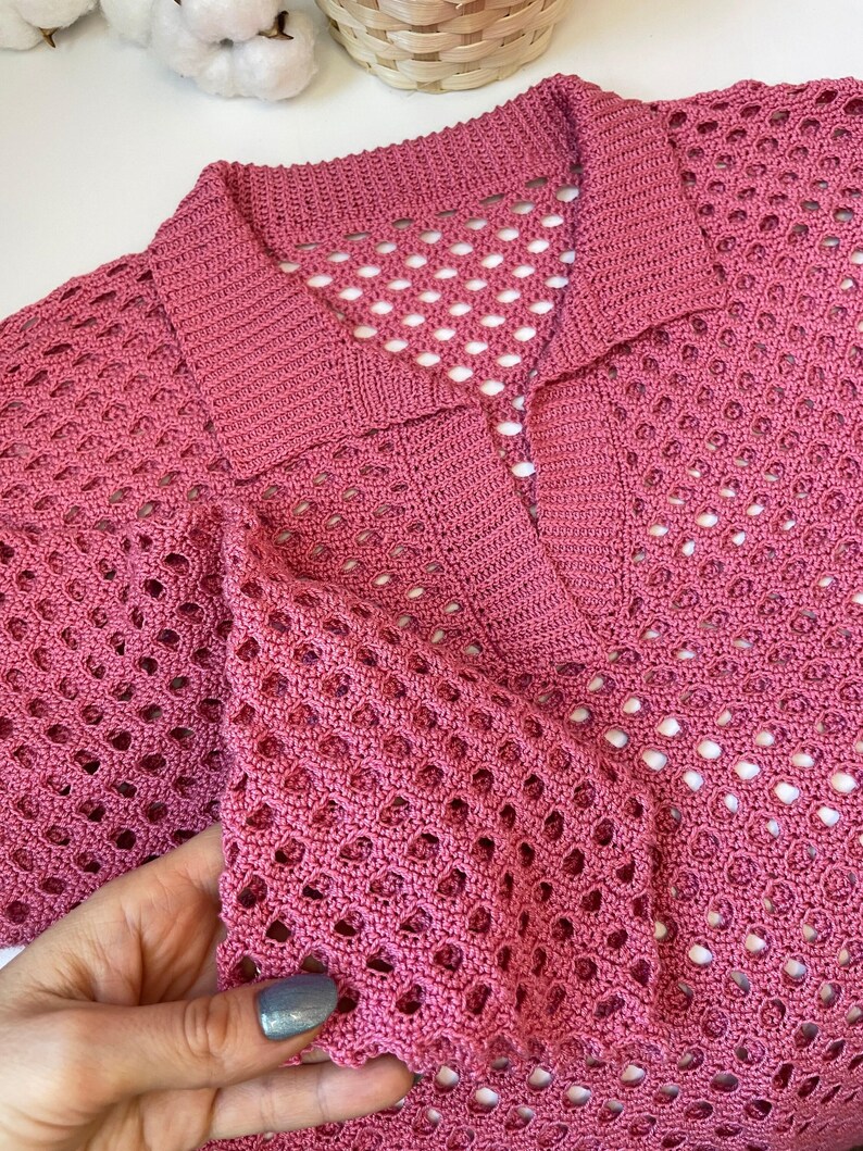 長袖または半袖のかぎ針編みポロシャツのパターン。かぎ針編みのポロネック T シャツのパターン。パトロン カミーサかぎ針編みクエロ ポロ マンガ ラルガ オ コルタ。 画像 3