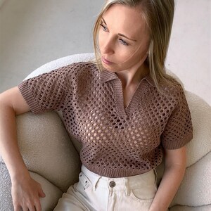 長袖または半袖のかぎ針編みポロシャツのパターン。かぎ針編みのポロネック T シャツのパターン。パトロン カミーサかぎ針編みクエロ ポロ マンガ ラルガ オ コルタ。 画像 5