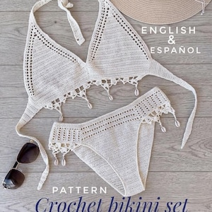 Mönster för virkat bikiniset Sport. Boho bikiniset dekorerat med spets och snäckskal. Mönster för virkad bikini.