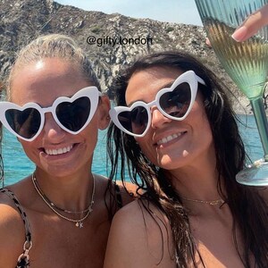 Óculos de sol Heart Sunnies | Óculos de sol Bride | Acessórios para despedida de solteira | Presentes para despedida de solteira | Óculos de sol Pearl Wedding | Óculos de sol personalizados